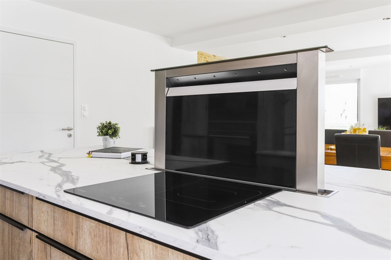 Cuisine ouverte de style industriel bois et noir à Cornille | Raison Home